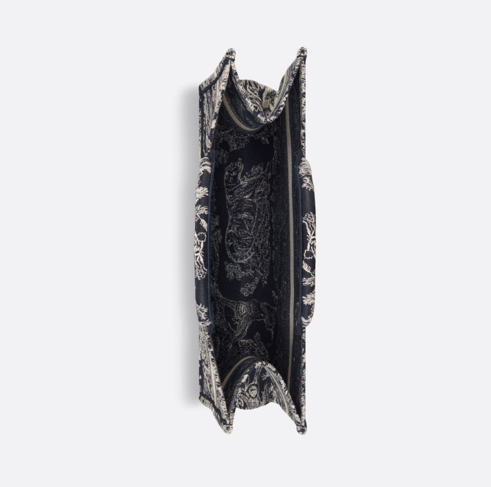 d medium book tote size : 36 x 27.5 x 16.5 cm d medium book tote size : 36 x 27.5 x 16.5 cm