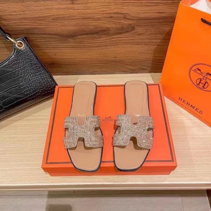 classic diamond h slippers